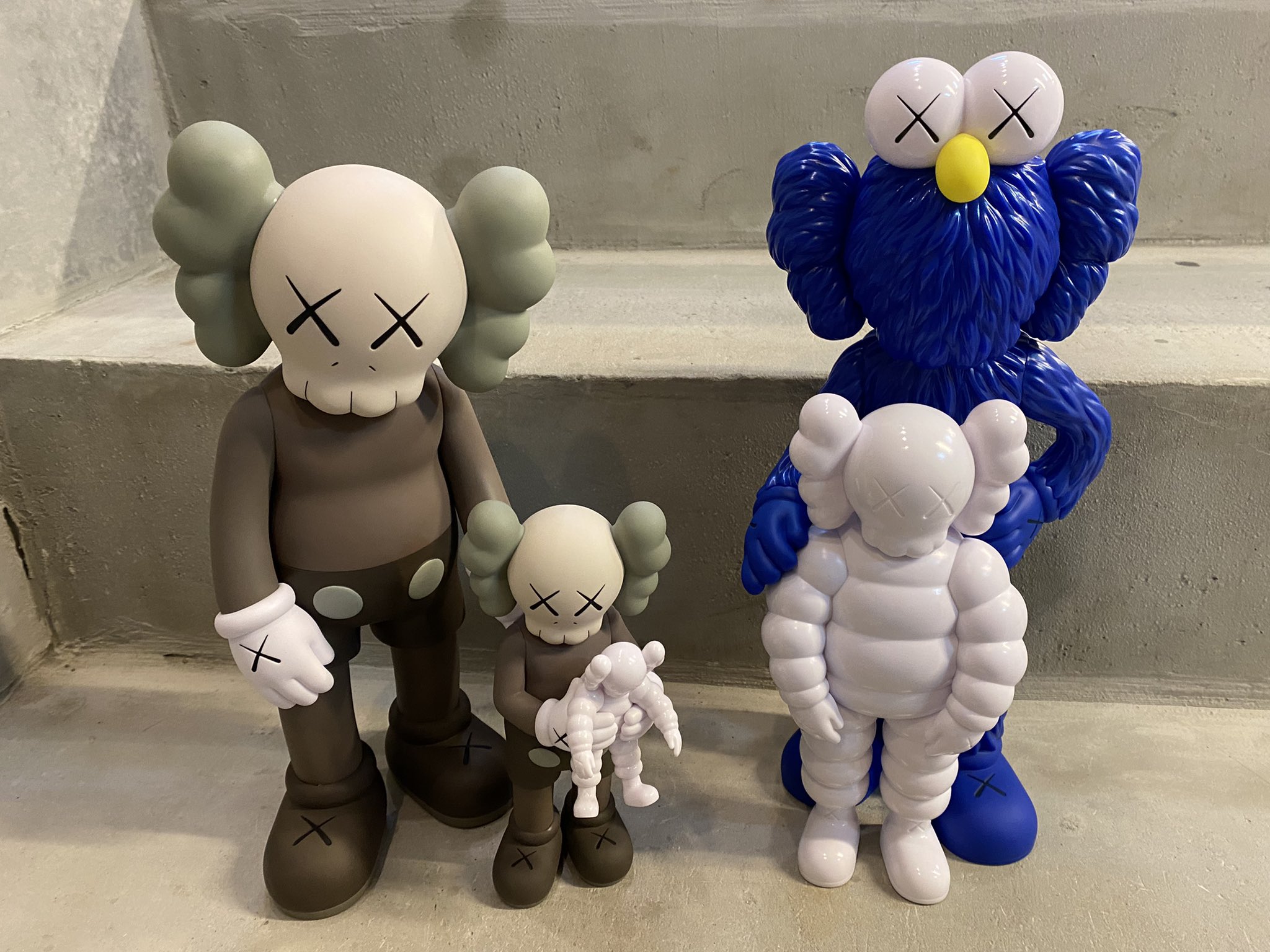 KAWS FAMILY BROWN/BLUE/WHITE とBLACK 2セット Family set brown white blue by Kaws - Dope! Gallery