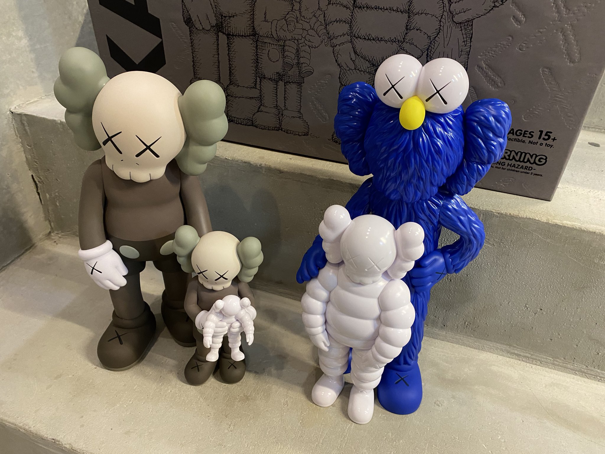 MEDICOM TOY - 24時間以内発送 KAWS FAMILY BROWN/BLUE/WHITE KAWS | Family Figures - Brown Blue White (2021) | Available