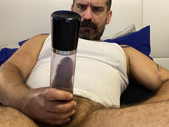 Our man @XxxMikelo Loves to get SUCKED Hard by the automatic #cockpump from @AcmejoyStudio Enjoy automatic