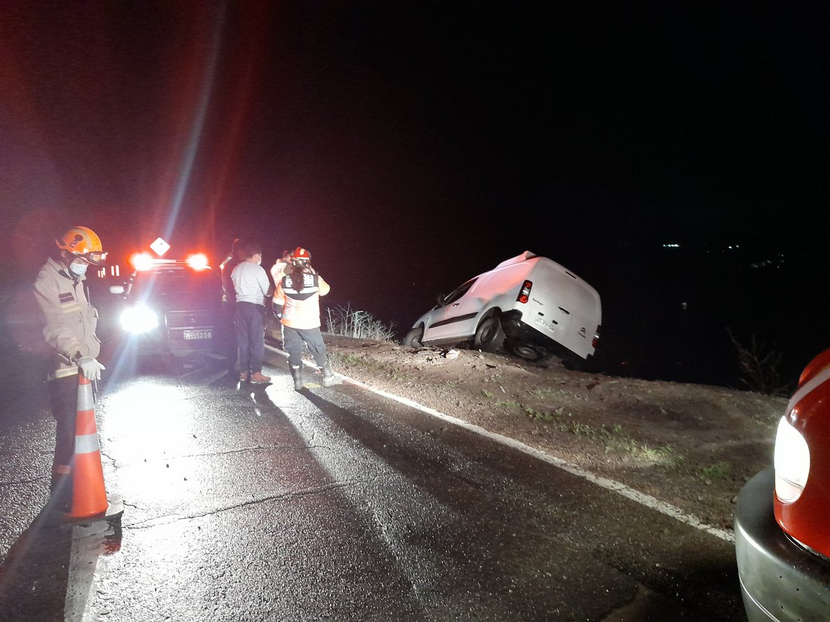 Siendo las 02:00, nuestra compañía responde a un 10-4 ( rescate vehicular), se trató de despiste de vehículo menor sin lesionados. <a href="/Carabdechile/">Carabineros de Chile</a> <a href="/AccidentesChile/">AccidentesChile</a> <a href="/SAMU131Santiago/">SAMU Metropolitano</a> @lNFOSCHILE