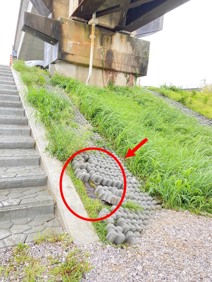 堤防のコンクリートブロックを剥がして？BBQの台座にする人間がいるらしい！