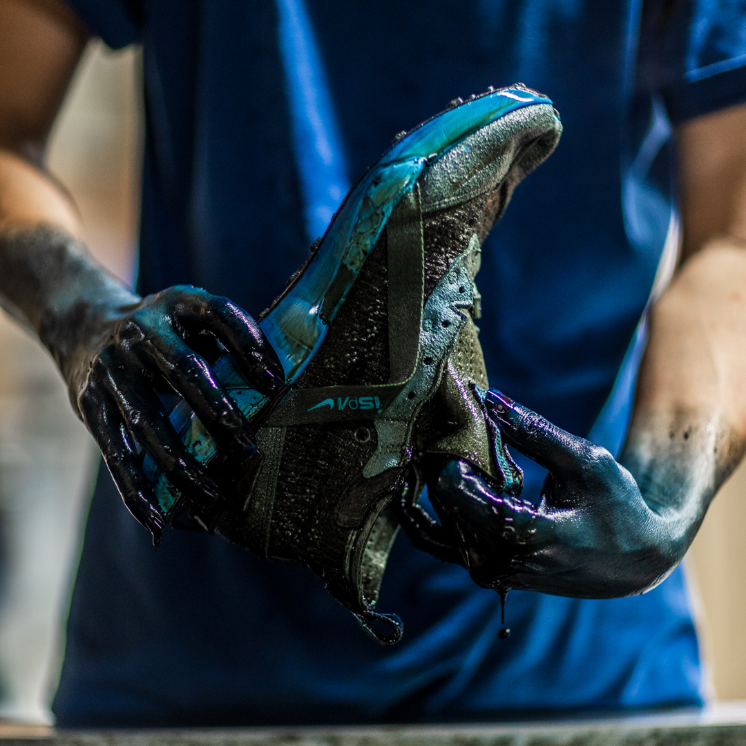 nikejapan's tweet photo. ✅𝗕𝗨𝗔𝗜𝗦𝗢𝗨
✅𝘅
✅𝗜𝗦𝗣𝗔

徳島で藍の栽培から染め物までを一貫して行う藍師・染師「BUAISOU」👕👖 ナイキ ISPA ドリフターが伝統工芸「藍染」によって彩られる。
SNKRSアプリで8月31日に日本限定で発売予定🗓👀💥
#NikeTokyoLive https://t.co/SAOpxk0avU