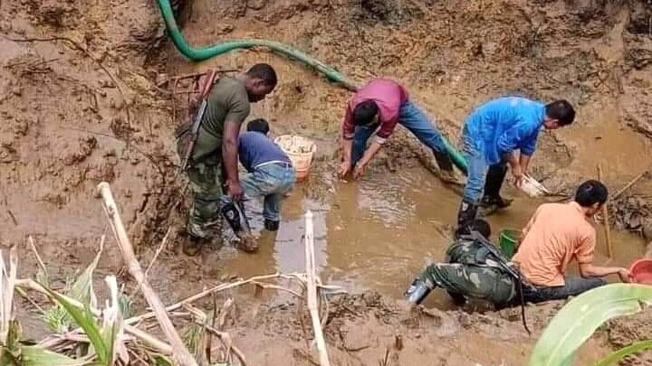 pepele_news's tweet photo. 🔴 [#RDC #Insécurité] Kidnappés par des miliciens CODECO à Djugu (#Ituri) depuis le 14 août, les 3 #chinois, exploitants de l'or, sont #introuvables, mais, l'équipe d'experts dépêchée sur le lieu du #kidnapping, dit, avoir trouvé du sang, un chapeau avec les os du #crâne... https://t.co/SY5WZFaTkp
