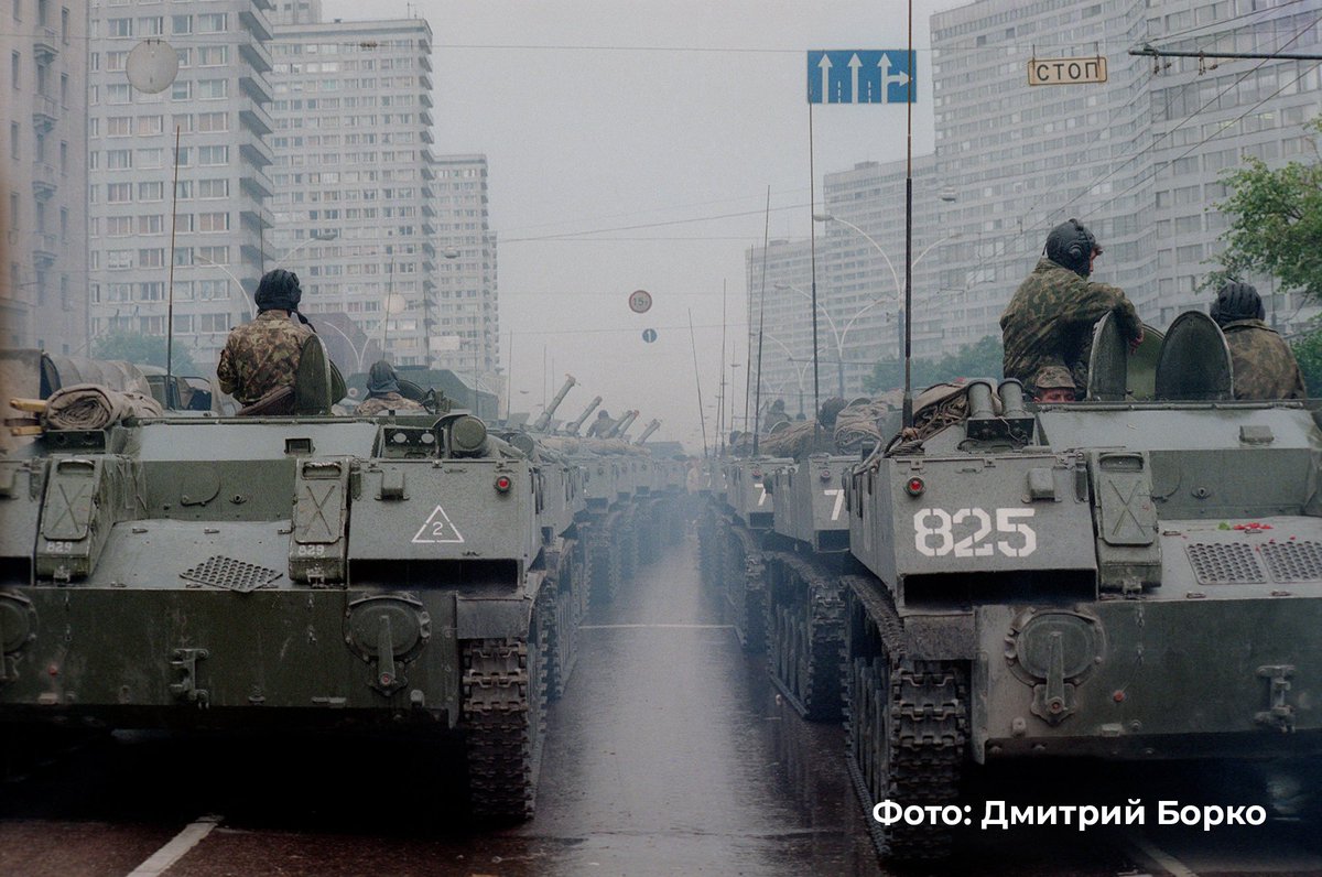 19 августа 1991 года, 9:30. По Москве движутся военные колонны — танки, БТРы и армейские грузовики. Они начинают занимать отведенные им позиции — у Белого дома по приказу ГКЧП размещают бронетехнику ВДВ, ей руководит генерал Александр Лебедь 

#путч1991_30лет