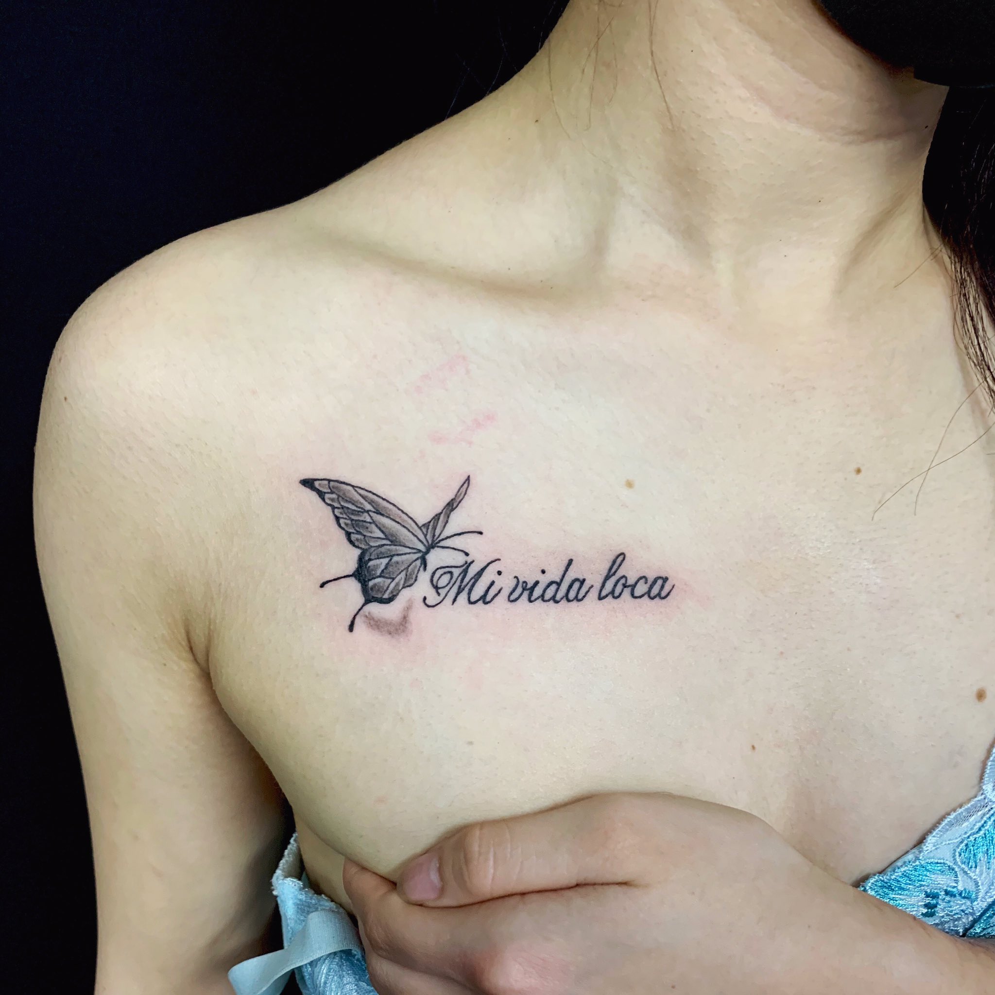 墨鎧文身 初代彫ゆう Mi Vida Locaはスペイン語で 直訳すると 私のクレージーな人生 Mi 私の Vida 人生 Loca クレージーな 人生は一度きりしかないいから普通に生きていてはつまらない 思いっきり人生を謳歌しよう といった人生をどう生きる
