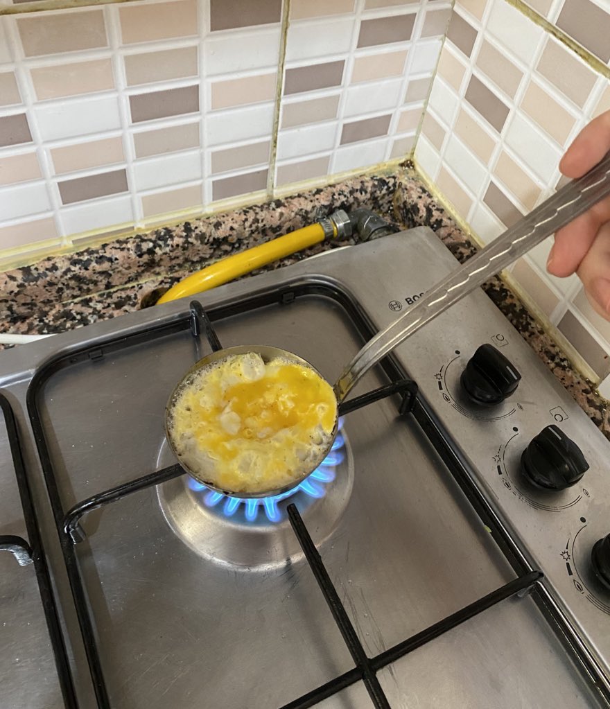 tavayı yıkamaya üsendigim icin kepcede yumurta yaptım (yemek sunumlarına önemli bi katkıda bulundum bnce 🤞🏻)