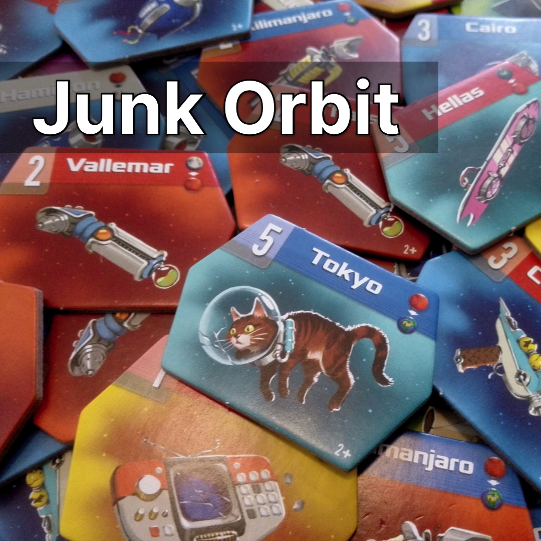 lautapeliopas's tweet photo. Junk Orbit on avaruushippaa kiertoradalla. Tehtävänä on kerätä avaruusromua ja toimittaa sitä romukauppialle. Kevyttä avaruusfysiikkaa ja nouda-ja-toimita-menoa oleva Junk Orbit on etenkin isoilla pelaajamäärillä kaoottinen peli. https://t.co/AQYrOQHOq7 #lautapelit #junkorbit https://t.co/SqAIaYJQxs