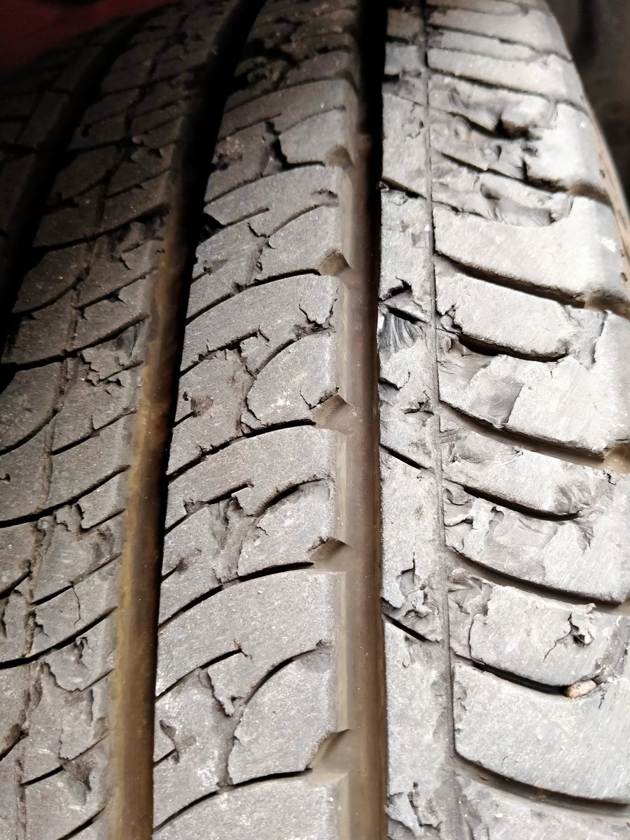 eugeniaafonso's tweet photo. Y así estaban mis gomas @Goodyear_Es en mi #FordTransit @FordSpain con 7.000kms. Imaginaos como están ahora con 10.000kms, mi seguridad y la de muchos otros usuarios está en peligro. https://t.co/ElaOs0erlB