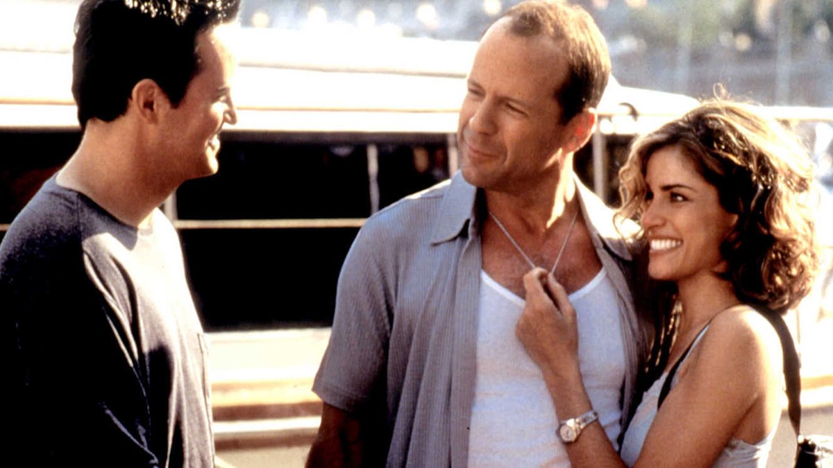 SenorWargo's tweet photo. Aprovechando que hoy cumple 52 años #MatthewPerry , vamos a recomendar #FalsasApariencias, una divertida película que hizo en el año 2000 junto a #BruceWillis, #RosannaArquette, #MichaelClarkeDuncan entre otros. Donde interpreta a un dentista que tiene un nuevo vecino peculiar. https://t.co/0mFb8n9fZ3