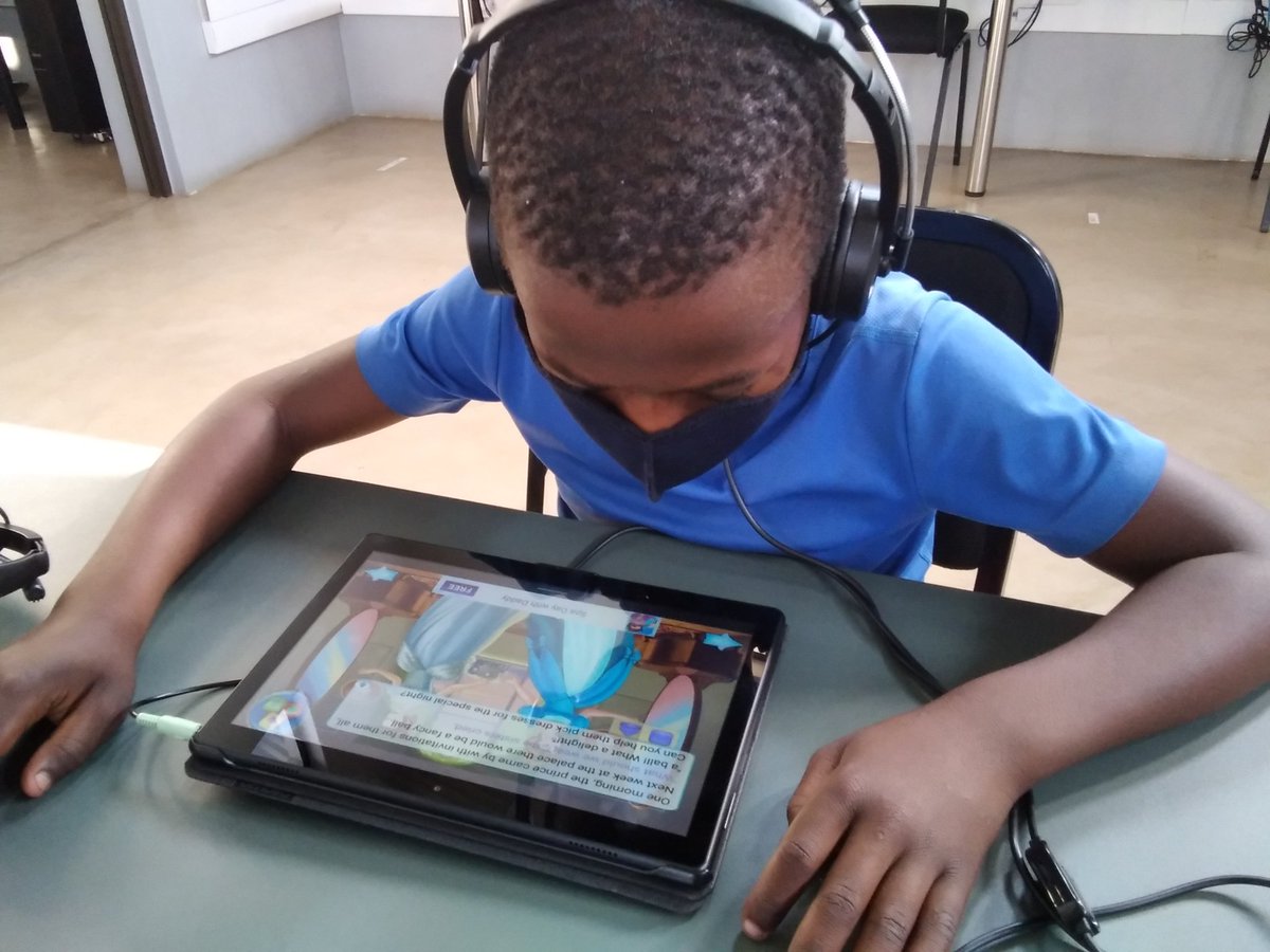 Hlami19's tweet photo. Reading Cinderella with learners who came for the #AfternoonProgramme @DumphririesDLC @GwfOline https://t.co/EjJEeVcrbg