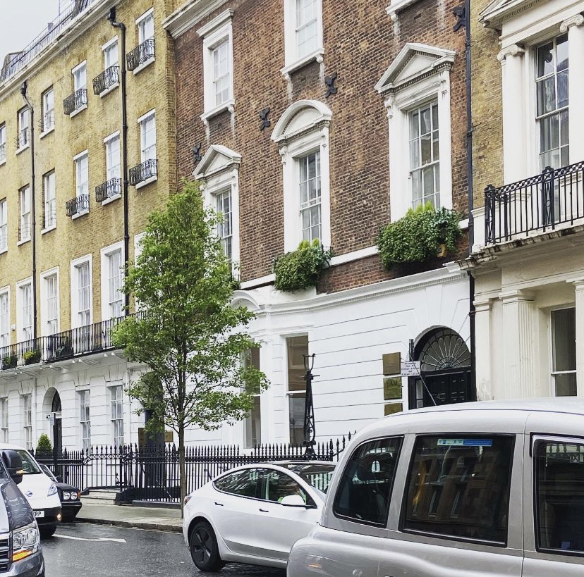 sedationdocs's tweet image. Another ‘walk to work’ snap🤳
•
What’s not to love about the hustle and bustle of London?🚘🚲