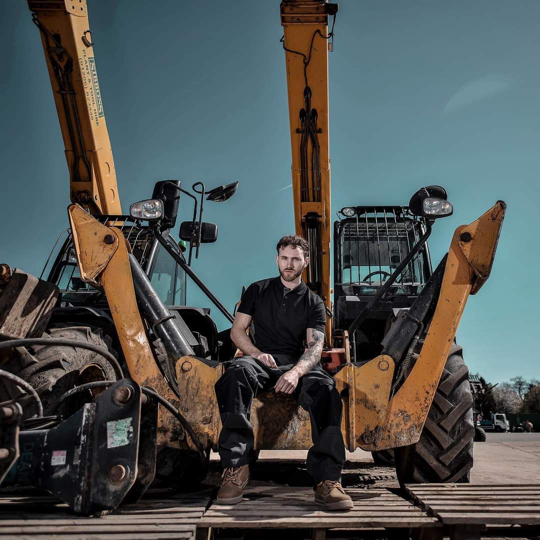 Some trousers won't stand for any nonsense. Nor will the guys who wear them. They get the job done, and they get it right. The Tuffstuff 700 Extreme Trousers. #Tuffstuff #workwear #playhardworkhard