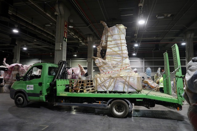 Comienza el traslado de piezas de fallas que estaban almacenadas en <a href="/Feria_Valencia/">Feria Valencia</a> . 

#TornaFalles21 #FallesAlCarrer #Plantà21 #SomVeus