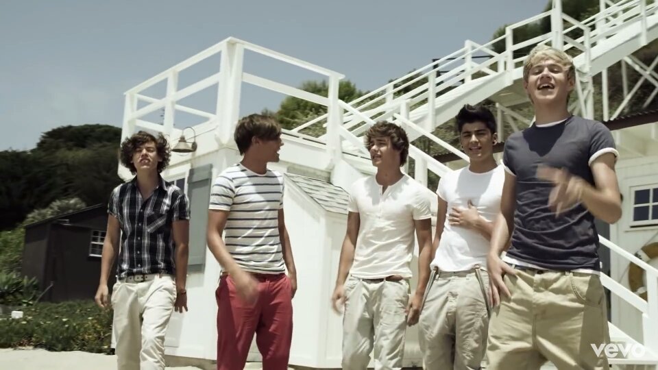 What is what makes песня. What makes you beautiful. Группа one direction 2023. One direction 2010. One direction обложка.