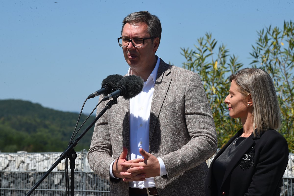 Председник Александар #Vucic <a href="/avucic/">Александар Вучић</a> захвалио је грађанима Бруса на величанственом дочеку и истакао да је много тога до сада урађено, али да је много планова и пројеката тек пред нама и да је много тога одобрено да се ради, што ће значити људима тог краја. sns.org.rs/novosti/vesti/…