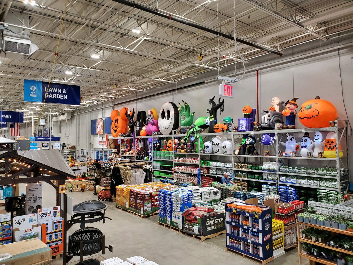 ShottsErica's tweet photo. Spooky set up at 755 Lowe’s! Incredible! Looks amazing ! Ready for Halloween @ShawnMcpherson @Jrmill840 @ChrisKing755 @bwduckett @AlexStempovschi https://t.co/ddsrlSocFj