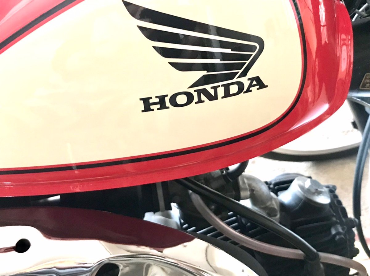 タンク縁の保護用モールとオーバーキャリアを着けた グフフこれでダンボール箱の荷物も載せたりできる 