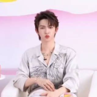 liuyuarchive's tweet image. HELPP i see no difference 

©钓妹手册