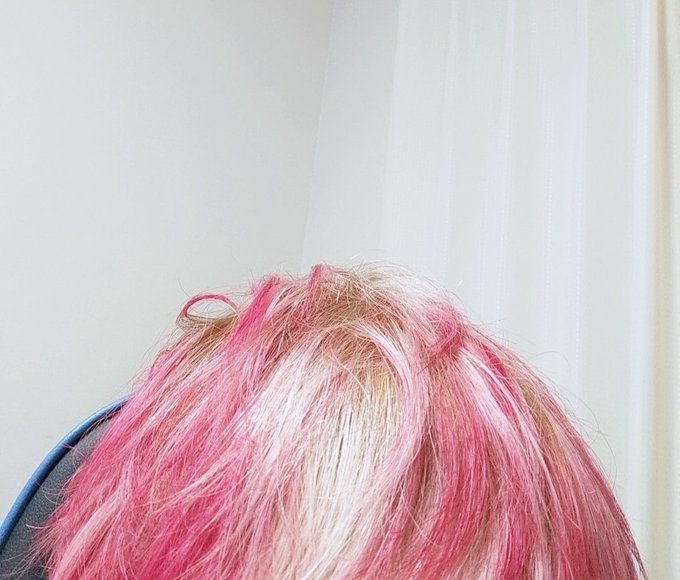 まつりちゃんと同じような髪色にしようとしたらめちゃくちゃグレーになってしまった図、これから色が落ちてちょうどよくなるはず…
before←                         →after 