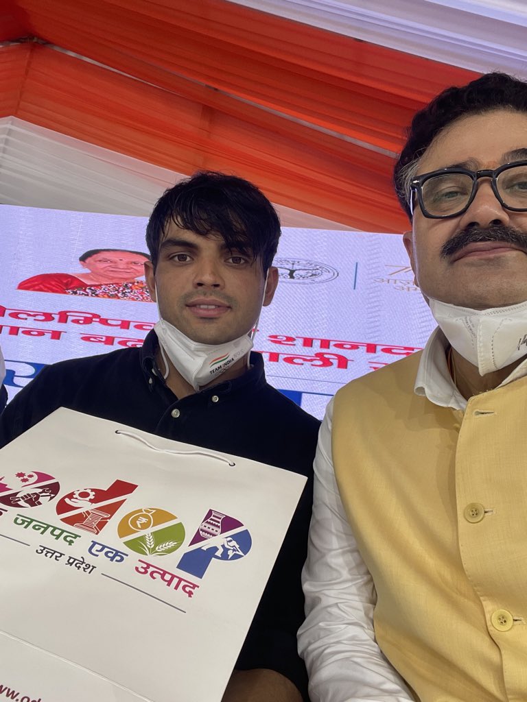 navneetsehgal3's tweet photo. टोक्यो ओलंपिक 2020 में भाला फेंक प्रतियोगिता में भारत के लिए स्वर्ण पदक जीतने वाले श्री @Neeraj_chopra1 से आज लखनऊ में भेंट हुई। उपहार स्वरूप मा.मुख्यमंत्री जी @myogiadityanath @CMOfficeUP द्वारा उन्हें ओडीओपी उत्पाद भी भेंट किया गया है। https://t.co/JkQZmuu5U6