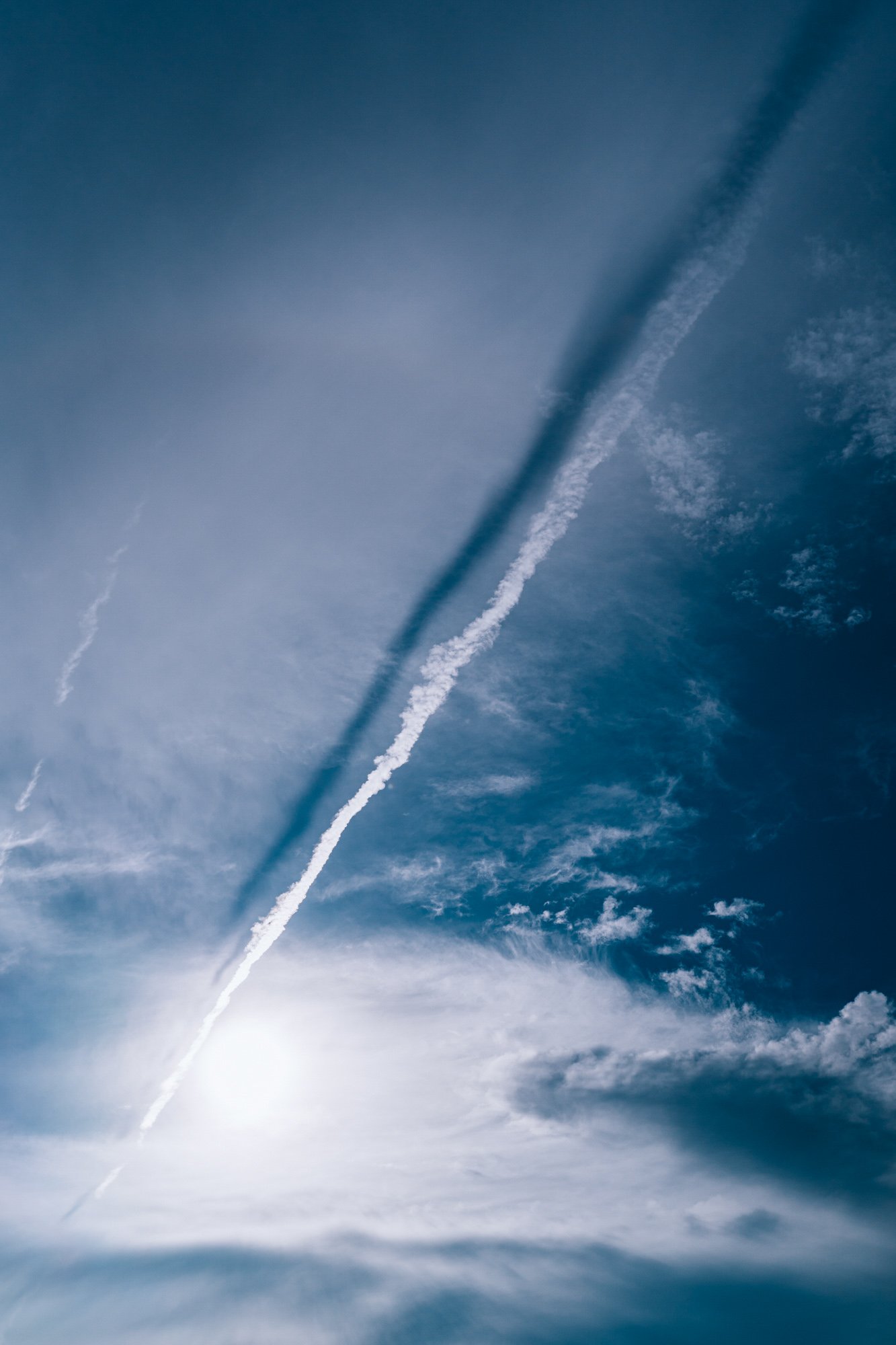 Hino Hi Photography ふと見上げたら 空に映る飛行機雲の影 不思議な光景でした T Co Lssdh5wpsp Twitter