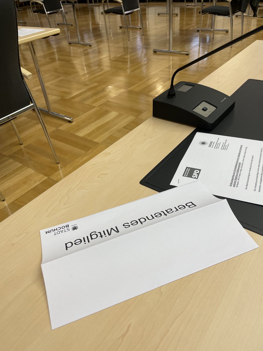 JensMatheuszik's tweet photo. Auf dem Tisch liegt eine Vorlage. Eine sogenannte Tischvorlage. Oder aber ein Änderungsantrag zum „Grundsatzbeschluss zum Vollausbau der Alleestraße zwischen Westring und Bessemerstraße“ von #spdBOmitte und den Grünen (der Bezirkskoalition in der #bvBOmitte). #ratBO #boAMI https://t.co/AjTPEwdZC8