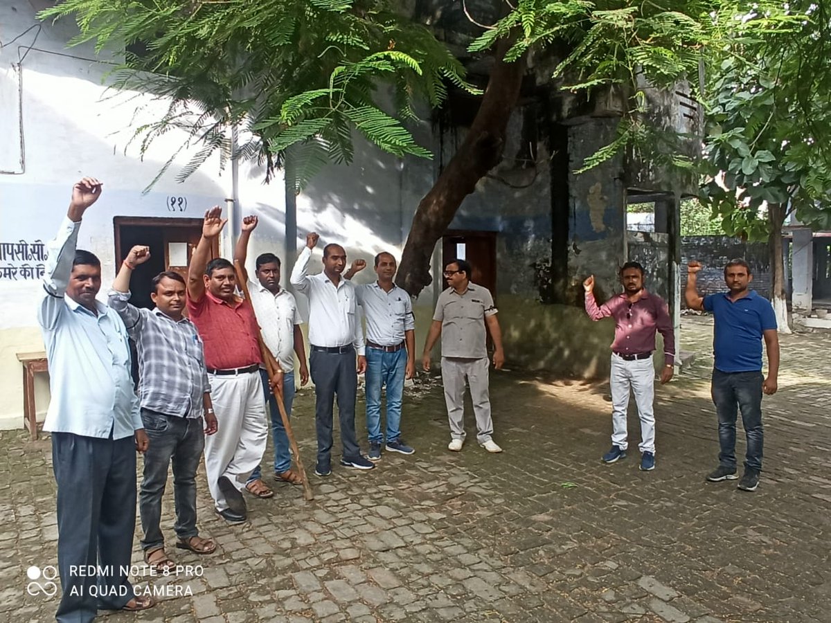 upmssekjut's tweet photo. #लगातार #चौथे_दिन सरकार के तानाशाही( साढ़े 8 घण्टे शिक्षण अवधि ) रवैये  का विरोध करते शिक्षक ।  प्रदेश भर में हजारों शिक्षकों ने आज भी #काली_पट्टी बांधकर ��िक्षण कार्य किया ।
#change_school_timing
उत्तर प्रदेश माध्यमिक शिक्षक संघ - जिंदाबाद ।
जय युवा - जय एकजुट ॥
@drdineshbjp https://t.co/jG1c5b4slQ