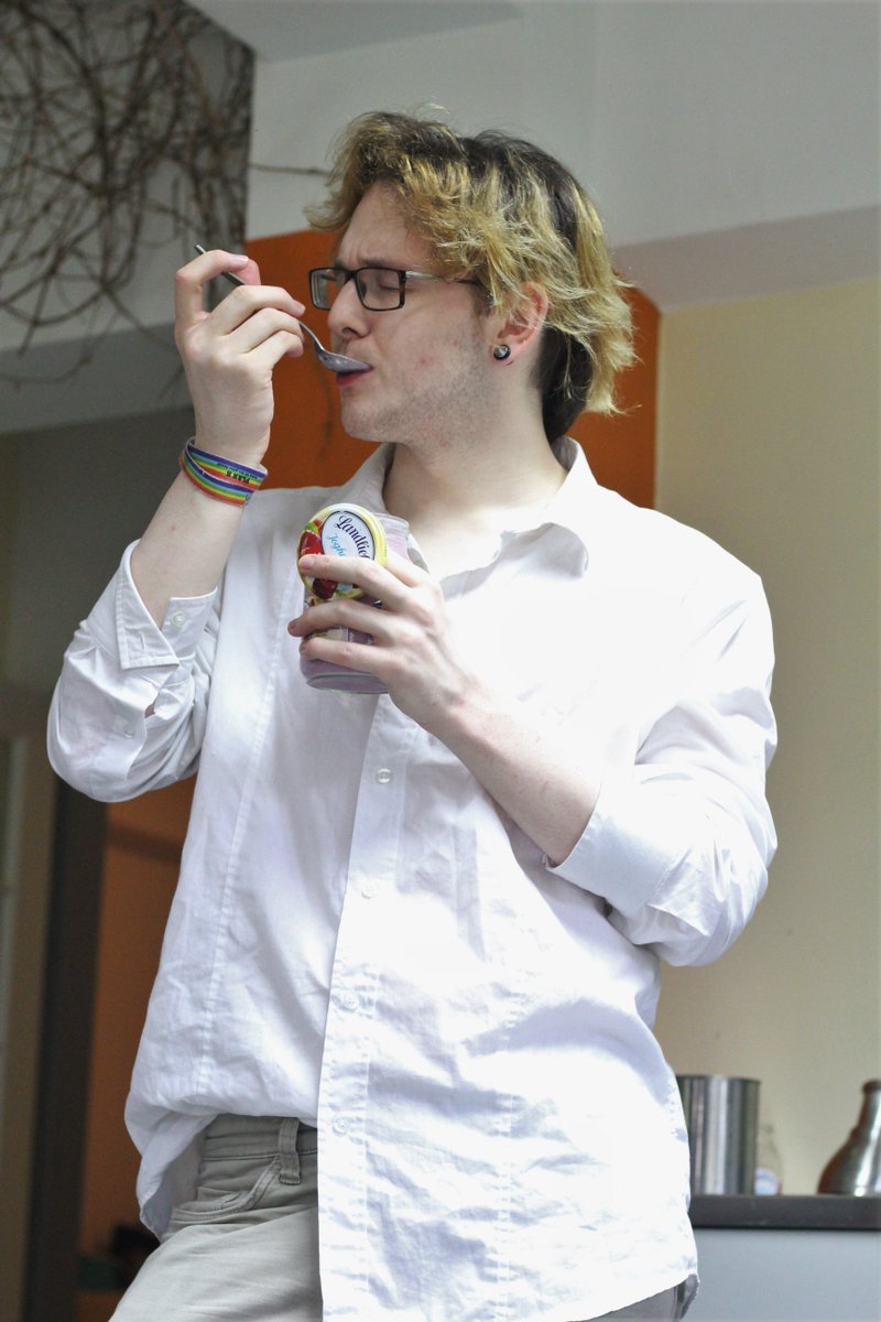 sehendeaugen's tweet photo. compilation of theo enjoying some snacks || https://t.co/3lPg189xh6