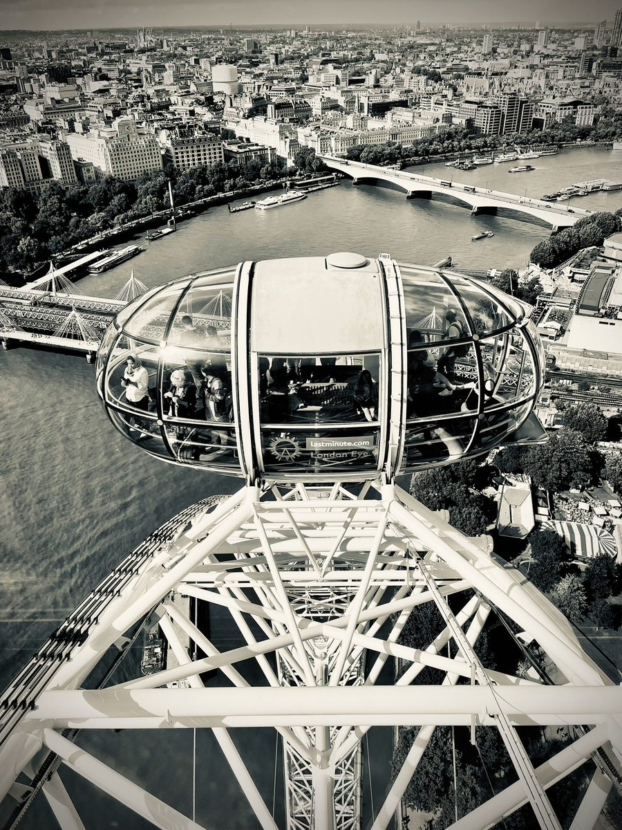 jollyja07921247's tweet photo. @muhammadljunaid #iphonephotography #PhotoOfTheDay #photography #highangle #london #londoneye #thames #riverthanes https://t.co/PJNFPnP9pt