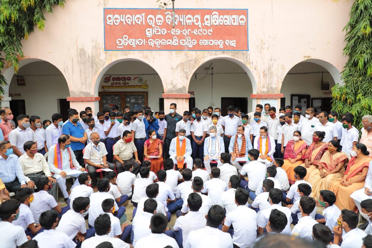 sambitswaraj's tweet photo. Along with HRD Minister Sh @dpradhanbjp ji &amp; Railway Minister Sh @AshwiniVaishnaw ji interacted with the teachers and students of “Satyavadi High School”.
The Ministers inspired the students to follow the path of freedom fighter Sh Gopabandhu Das.
#JanAshirwadYatra https://t.co/AlnJmyv1UZ
