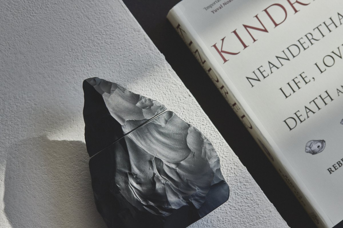 #Kindred Paperback #Giveaway IS HERE! 
I’m thrilled to collaborate with @neandertal_UK perfumiers, to create 3 AMAZING prizes: 

1 x 90ml Neandertal 'light' + book
1 x 90ml Neandertal dark + book
1 x sample set (4 scents) + book  

To enter, just...
- RT AND REPLY 
More info ⬇️