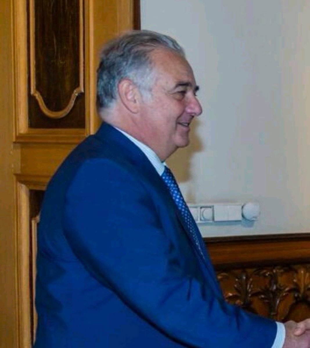 anadebande's tweet photo. GRACIAS!👇
Se llama Gabriel Ferrán,el pasado 5 de agosto fue cesado como Embajador de España en Kabul.
Ayer, a pesar de haber sido cesado por el Gobierno, decidió no subir al avión y ser el último en salir del infierno de #Afganistan ,cuando todos los españoles sean evacuados https://t.co/04oVUFomJy