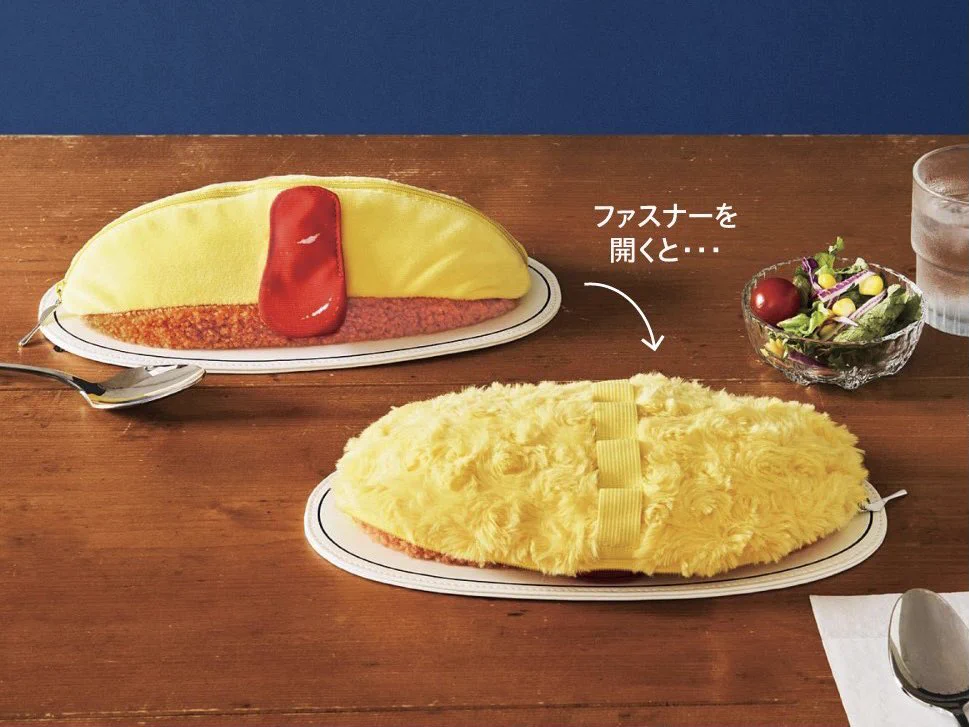 切れ目を入れると卵が広がるあの快感を味わえる！本物そっくりなふわとろオムライスポーチが可愛い！