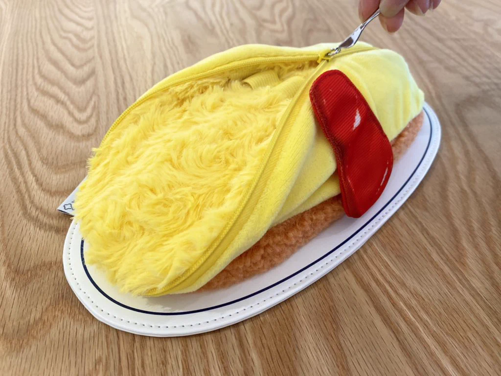 切れ目を入れると卵が広がるあの快感を味わえる！本物そっくりなふわとろオムライスポーチが可愛い！