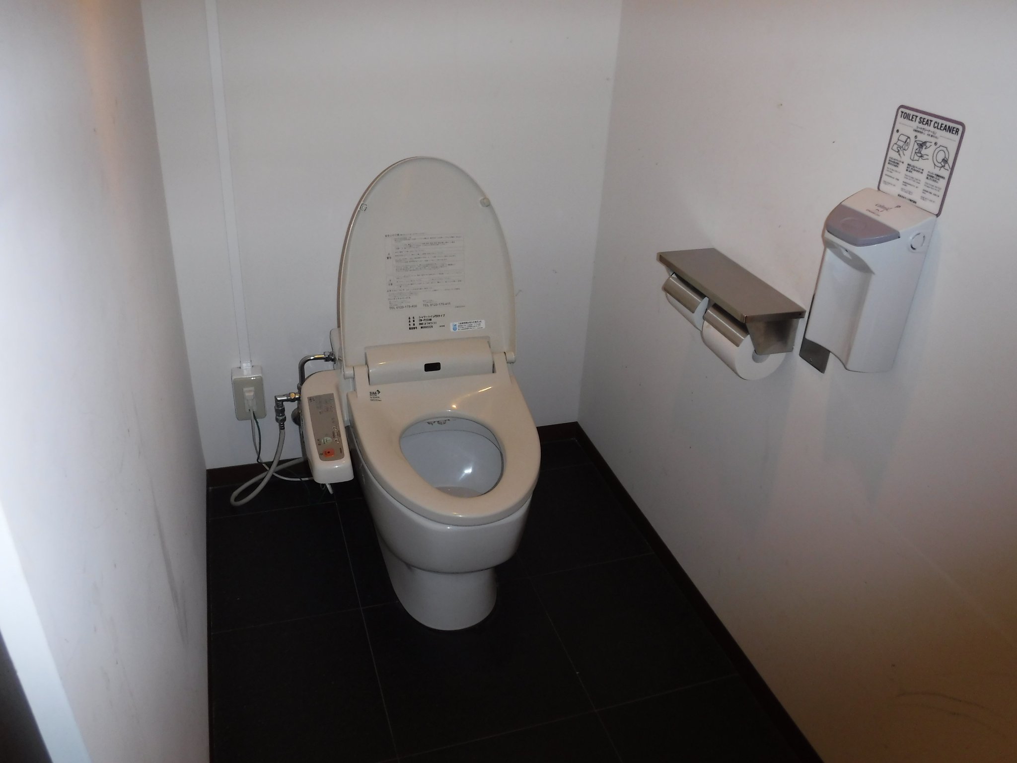 Toyo 19年春の東京遠征の際に宿泊した品川東武ホテルのフロントのトイレです フランス Ifo 社の小便器とinaxの ワンピース便器が設置されています トイレ珍品 外国製便器 T Co Hoc8qeuedl Twitter