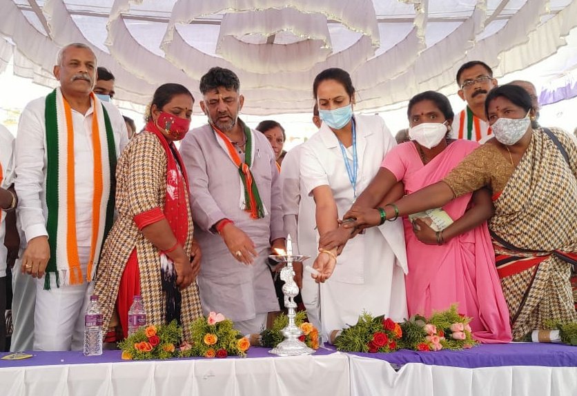 INCKarnataka's tweet photo. ಕೆಪಿಸಿಸಿ ಅಧ್ಯಕ್ಷ @DKShivakumar ಅವರು  ದೊಡ್ಡಬಳ್ಳಾಪುರದಲ್ಲಿ ದಿನಸಿ ಕಿಟ್ ವಿತರಣಾ ಕಾರ್ಯಕ್ರಮಕ್ಕೆ ಚಾಲನೆ ನೀಡಿದರು. ಮಾಜಿ ಸಚಿವ @JayachandraTB, ರಾಜ್ಯಸಭಾ ಸದಸ್ಯ @LHanumanthaiah, ಸ್ಥಳೀಯ ಶಾಸಕ ಟಿ. ವೆಂಕಟರಮಣಯ್ಯ, ಎಂಎಲ್ಸಿ ಎಸ್. ರವಿ, ಸ್ಥಳೀಯ ಕಾಂಗ್ರೆಸ್ ಮುಖಂಡರಾದ ಮುನಿಸ್ವಾಮಿ, ಬೈರೇಗೌಡ ಮತ್ತಿತರರು ಭಾಗವಹಿಸಿದ್ದರು. https://t.co/qSpqPfEhFi