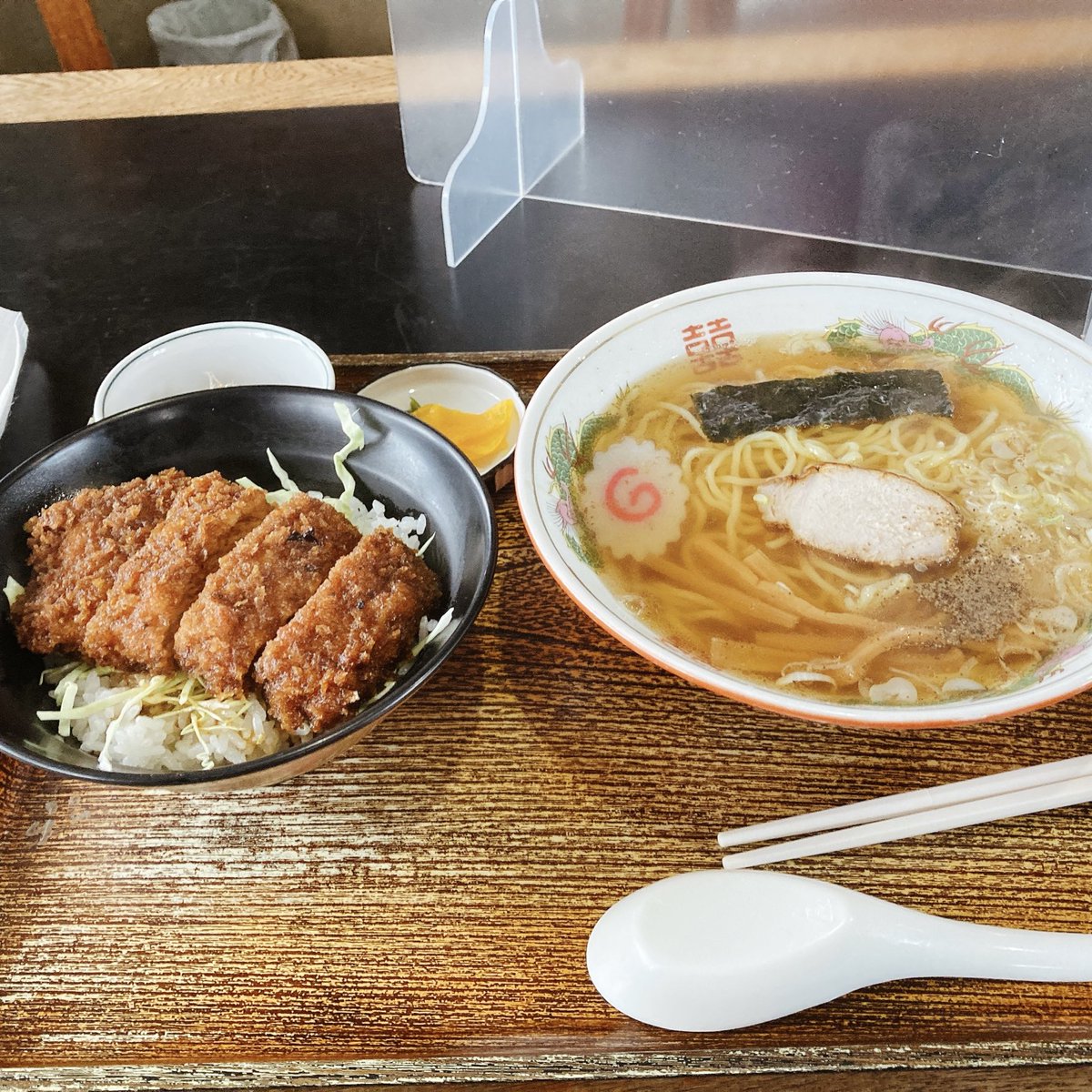 今週初め雨降りの中、新亀食堂へ潜入！ラーメンとソースかつ丼のセットをいただきました。もちろん、完食です。^o^