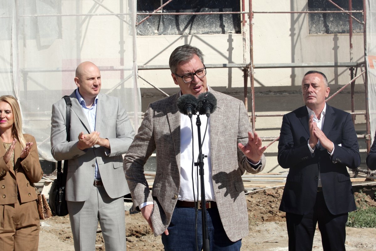 Председник Александар #Vucic <a href="/avucic/">Александар Вучић</a> најавио је да ће државни пут од Мерошине до Мердара бити реконструисан, и оценио да Србија данас видљиво напредује, неупоредиво се економски брже развија и истовремено може да чува своје национално достојанство. sns.org.rs/novosti/vesti/…