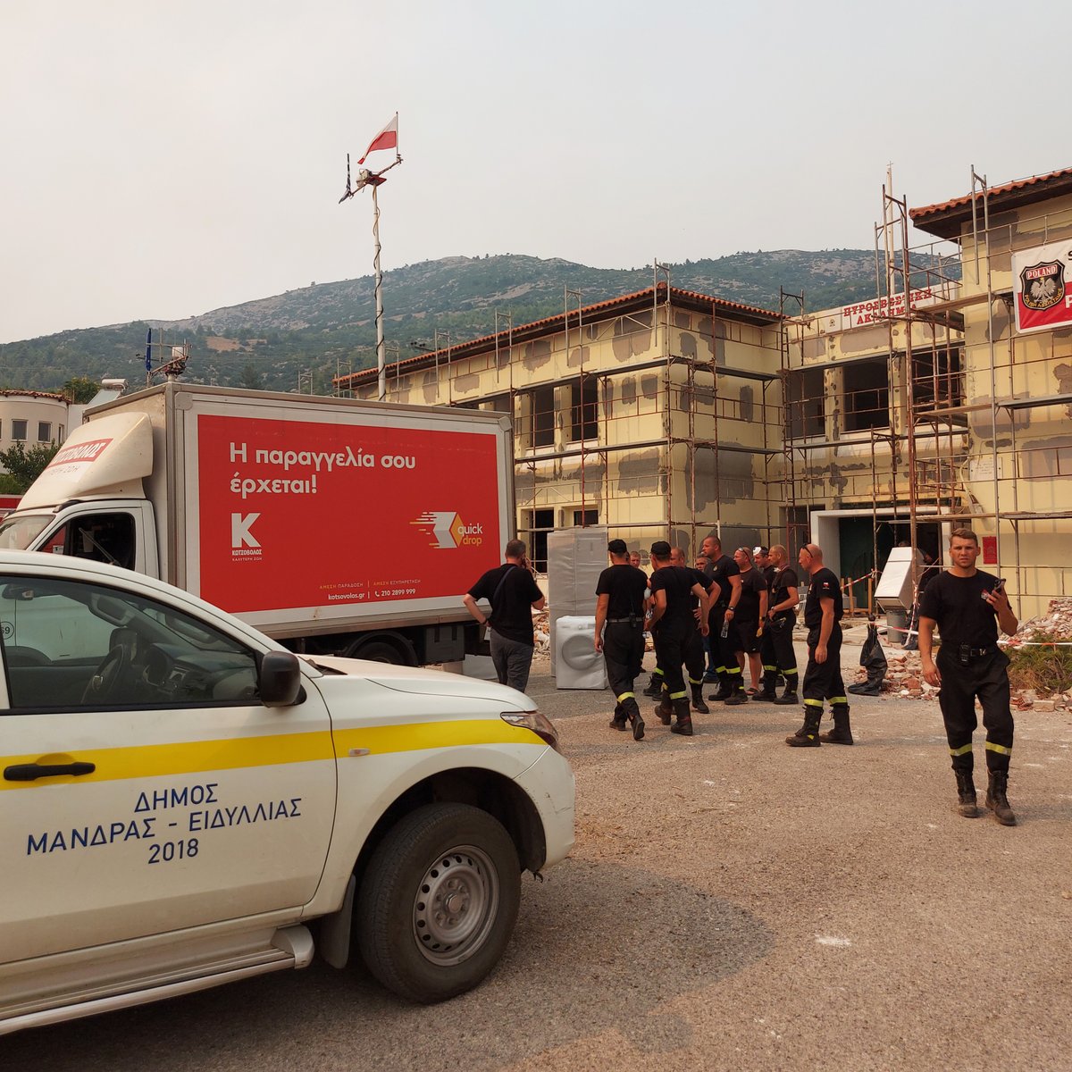 Στεκόμαστε δίπλα και στους 120 πυροσβέστες από την Πολωνία, που εδώ και μέρες δίνουν τη δική τους μάχη στην Ελλάδα! Παραδώσαμε χθες, σε συνεργασία με τον Δήμο Μάνδρας- Ειδυλλίας, ψυγεία και πλυντήρια για να καλύψουν τις βασικές τους ανάγκες. Τους ευχαριστούμε για το έργο τους.
