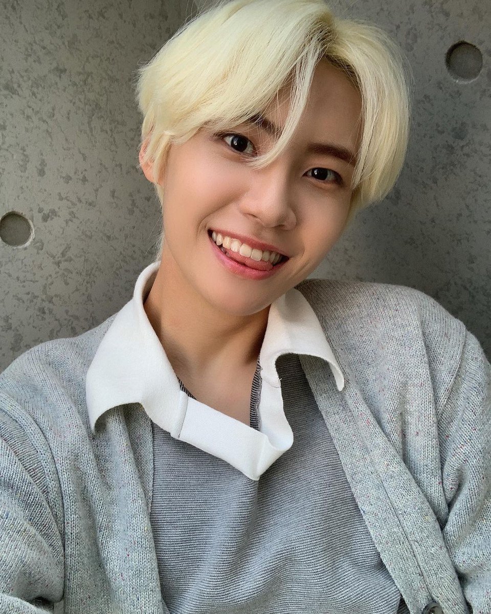 JHINYEOK's tweet photo. Peekaboo https://t.co/6UNwbO63EO