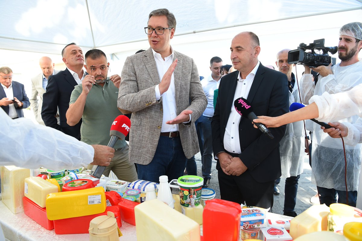 Председник Републике Србије Александар #Vucic <a href="/avucic/">Александар Вучић</a> посетио је у Блацу приватну млекару "Лазар", која половину својих производа извози на тржишта у региону, Европску унију, Русију, Швајцарску, а одскоро и у Јордан. sns.org.rs/novosti/vesti/…