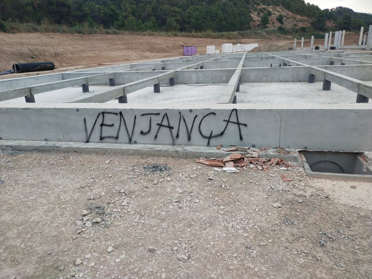 goma_ramon's tweet photo. Altre cop sabotatge d'autoanomenats animalistes contra una granja en construcció. 
Avui no veureu notícies de multes de 5.500€. Perquè tant @agentsruralscat, com @mossos, com la @TeresaJorda són forts amb els febles i covards amb els forts.
És vergonyós, estem desemparats!!🤬 https://t.co/aMKHSQ6cTU