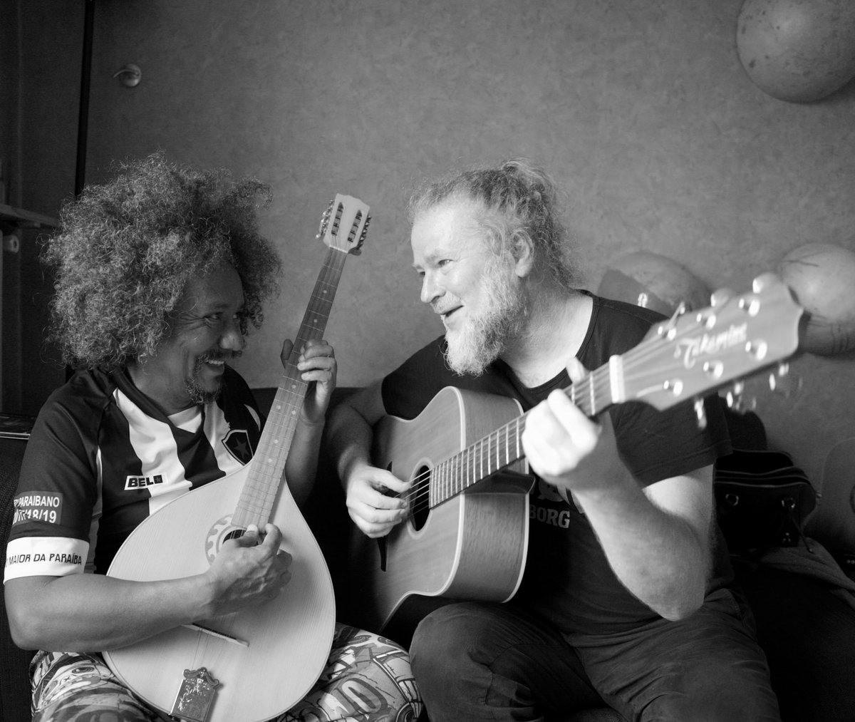 FredSoul_'s tweet photo. Une belle journée d’enregistrement avec Chico César au studio Malaaka. Invité de prestige sur l’album du duo « Fred Søul - Zé Luis Nascimento » « Vento chamando Vento » « Hommage à Nána Vasconcelos » #yeslesguys #pépélé @ChicoCesarOf @zéluisnascimento @FredSoul_  #malaakastudio https://t.co/JTh9mhe3eU