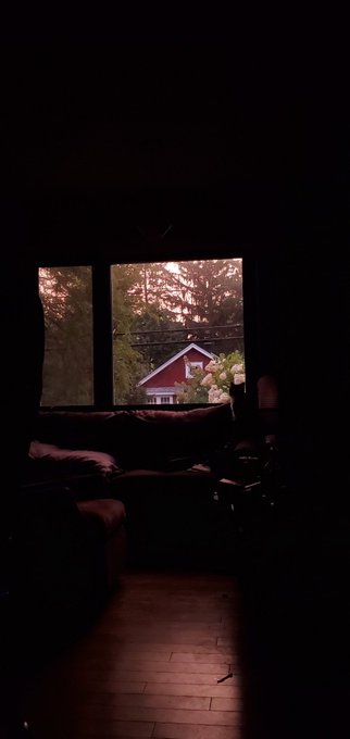 The sky is red wtf https://t.co/7cD3v1qvaX