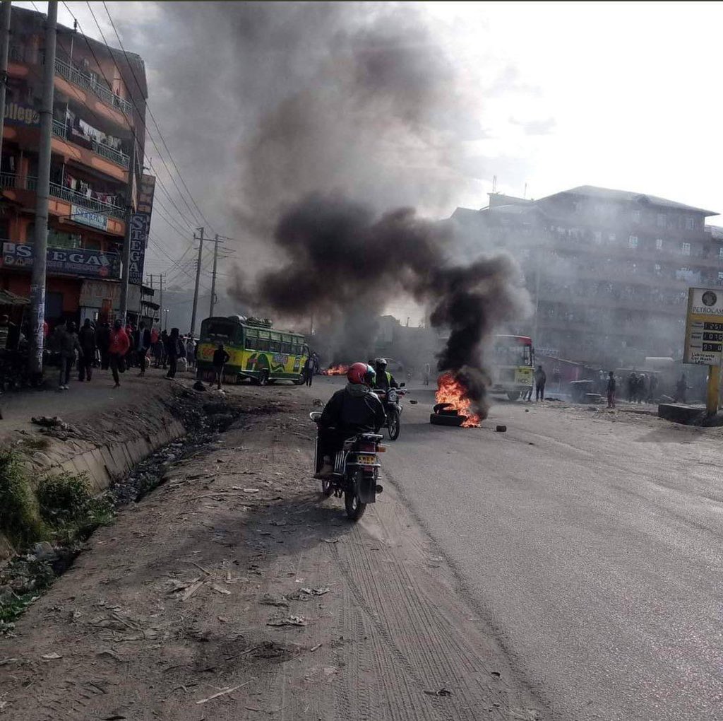 BreakingNewsKE's tweet photo. PROTESTS in Kayole estate over alleged killing of a boda boda rider by police last night; anti-riot officers deployed. https://t.co/j0KZIP2gAG