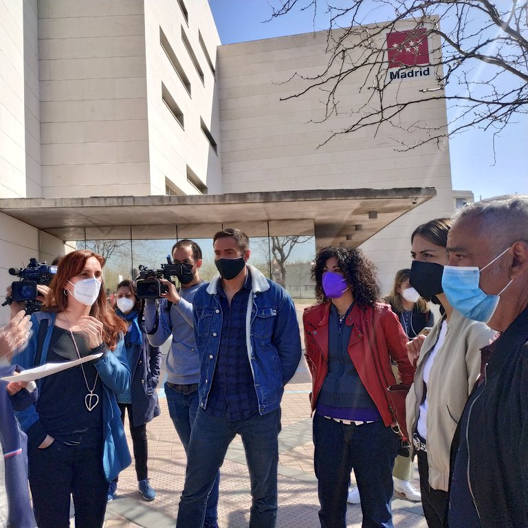 MasVallecas's tweet photo. ‼️ Sin servicio de enfermería ni aire acondicionado en la Residencia de Mayores del Ensanche de Vallecas.

Tras la entrada del nuevo adjudicatario sigue sin solucionarse el abandono.

Exigimos solución inmediata y trasladamos todo nuestro apoyo a las familias @MareaResidencia https://t.co/qtDtRpyWVs