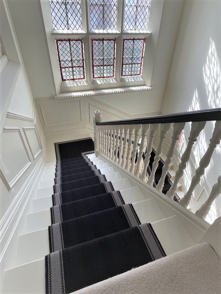 HertfordFloor's tweet photo. Henley Soft Black Flatweave...π
Statement runner, morning, noon & eve...π‘
Roger Oates...Well of course...The style is the know...π
Stairs being the stage, the runner being the show...π
#theartofflatweave #rogeroates #statement #staircase #home #homedecor #hertfordflooring π§‘ https://t.co/IoibXPP8OU