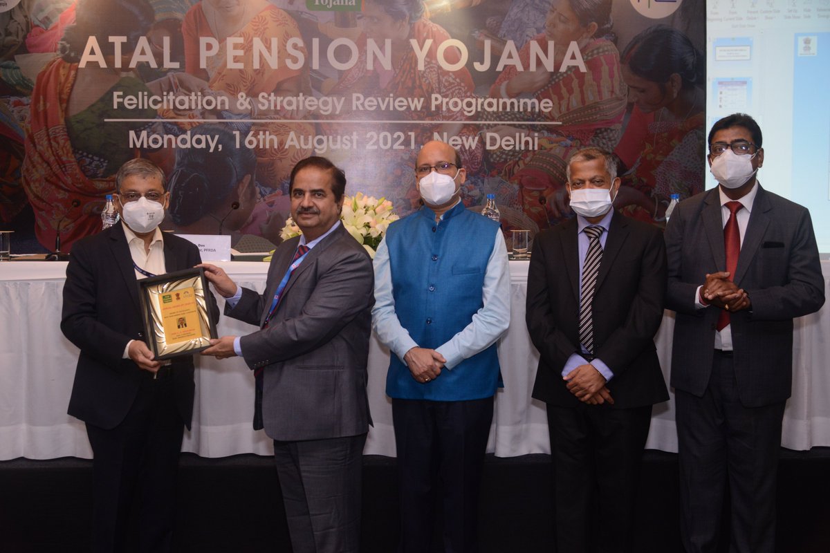PFRDAOfficial's tweet photo. Mr. S.D. Mahurkar, SLBC Convenor, #SLBC #MadhyaPradesh receiving APY ANNUAL AWARD-SLBCs under Award of Excellence category in APY Felicitation &amp; Strategy Review Programme in New Delhi recently
@FinMinIndia @DFS_India
#PFRDA #APY #award https://t.co/5IdCXivtu9