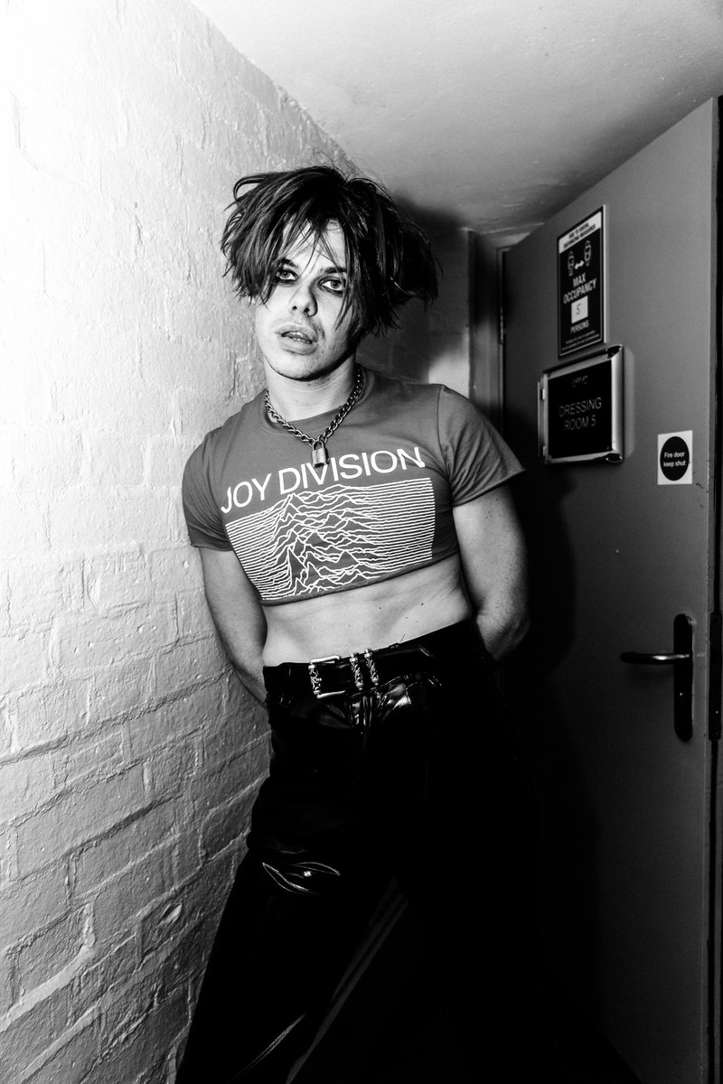 yungblud's tweet image. FLEABAG TODAY!!! 🖤🩸🖤 #fleabagiscoming