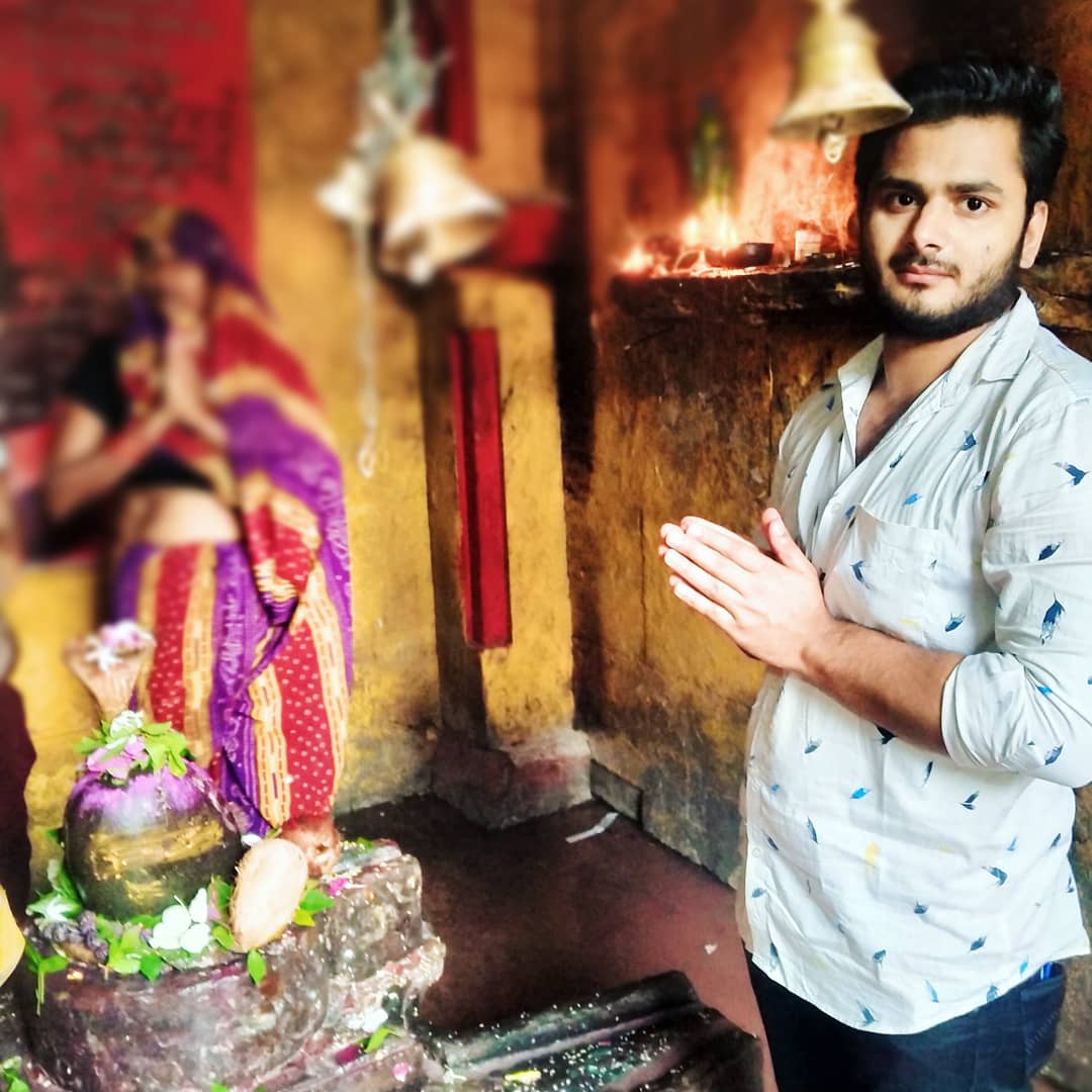 Ajay_Pandey11's tweet photo. ॐ त्र्यम्बकं यजामहे सुगन्धिं पुष्टिवर्धनम् |
उर्वारुकमिव बन्धनान्मृत्योर्मुक्षीय माऽमृतात् ||

#सावन_मास के पावन पर्व पर  ग्राम #चर में स्थित #प्राचीन #सोमनाथ महादेव  जी के दर्शन करने का अखंड सौभाग्य प्राप्त हुआ ।
#हर_हर_महादेव 🙏 https://t.co/Sy5FIWqO4I